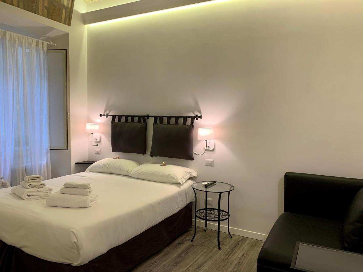 Luxury Rooms Near Colosseum โรม ภายนอก รูปภาพ