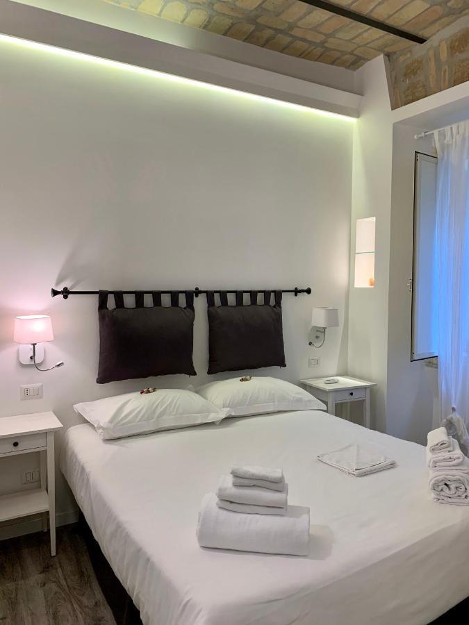 Luxury Rooms Near Colosseum โรม ภายนอก รูปภาพ