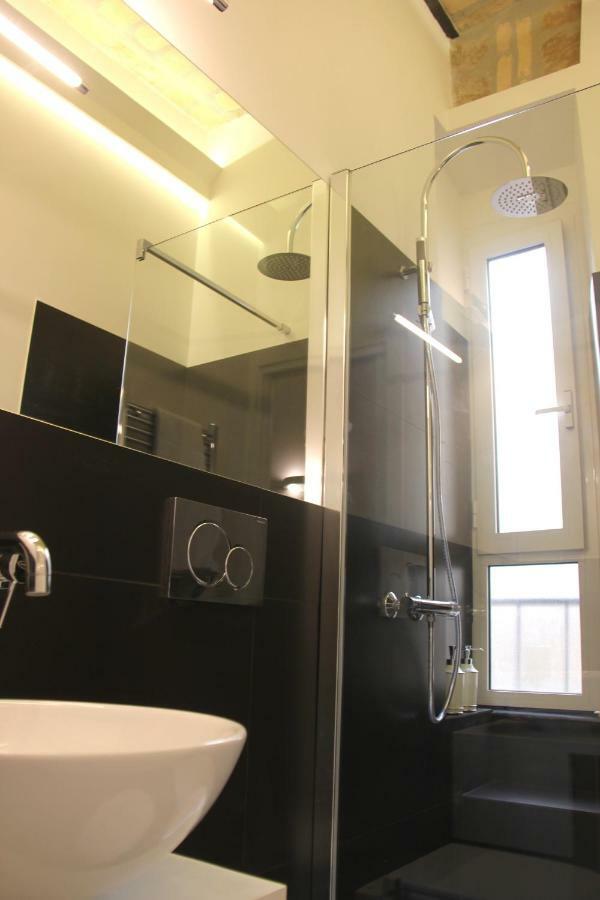Luxury Rooms Near Colosseum โรม ภายนอก รูปภาพ